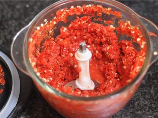 7、自制剁辣椒,有点颗粒感会更好，这个程度就差不多了。辣椒水可以留着炒菜哦，不要倒掉了