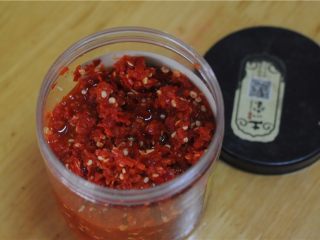 11、自制剁辣椒,拌匀后放入密封的容器保存即可。容器要无油无水，夹取的时候也不要沾水，这么一大罐，可以保存很久哦