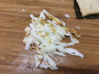 6、#吐司新吃法之五#三明治寿司,鸡蛋切丝