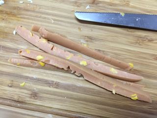 7、#吐司新吃法之五#三明治寿司,香肠切条