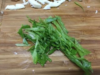 8、#吐司新吃法之五#三明治寿司,生菜洗净后切丝