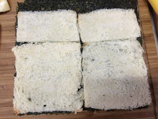 9、#吐司新吃法之五#三明治寿司,紫菜放置在竹帘上,吐司片在紫菜上