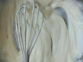 1、小四卷，徒手卷不开裂,小四卷，顾名思义，材料的重量都是带4的，低筋面粉我用了50克，其实40克也可以的。操作步骤：牛奶和玉米油放入无水无油的盆中，用手动打蛋器搅拌均匀，筛去低筋面粉搅拌均匀注意手法，用z字搅拌法，切记不可画圈搅拌，我只搅拌7-8下就ok了，只要看不到干粉就立刻停手。（面粉必须提前过筛哦）