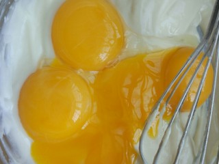 2、小四卷，徒手卷不开裂,蛋清蛋黄分离，把蛋黄加在面糊中，z字搅拌法搅拌均匀。