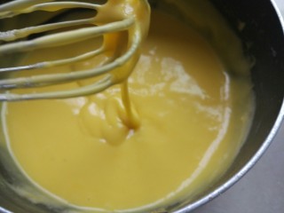 3、小四卷，徒手卷不开裂,和好的蛋黄糊。