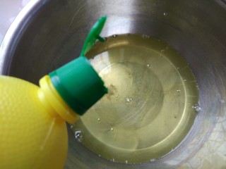 4、小四卷，徒手卷不开裂,预热烤箱160℃10分钟。蛋白中加入柠檬汁，细砂糖分三次加入打发到湿性发泡，提起打蛋器形成的小弯钩状态。