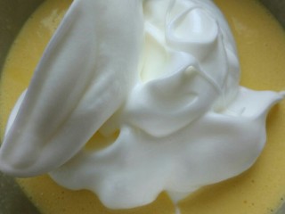 5、小四卷，徒手卷不开裂,蛋白分三次加入蛋黄糊中，上下翻拌均匀，注意不要消泡。