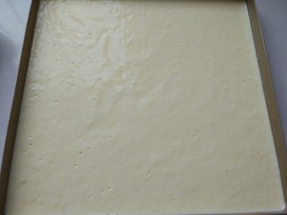 7、小四卷，徒手卷不开裂,把面糊装入28＊28烤盘中抹平，入烤箱160℃25-30分钟。