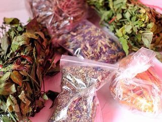 1、六色饭,某宝上买的染六色饭用的各种植物：紫蓝草、红蓝草、苏木、黄饭花、蓝花、绿色花