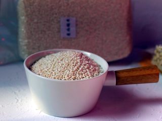 2、六色饭,圆糯米、长糯米都可行，我选用的是东北圆糯米