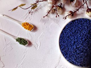 7、六色饭,蓝花：直接加水煮至沸腾即可，待水变凉滤汁泡两斤圆糯米10小时。