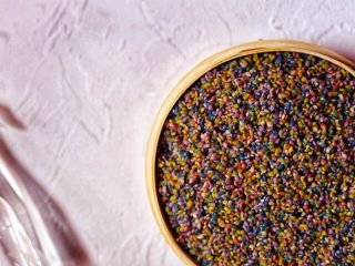 9、六色饭,将六色米淘洗码上蒸笼，冷水上锅蒸18分钟左右。