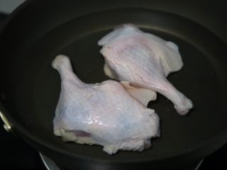 2、酱鸭腿,鸭腿冷水下锅