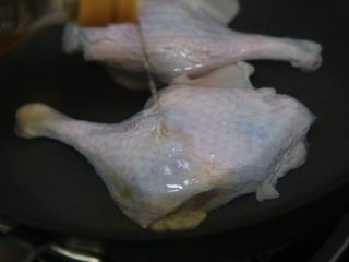 3、酱鸭腿,倒入一勺料酒，大火煮开