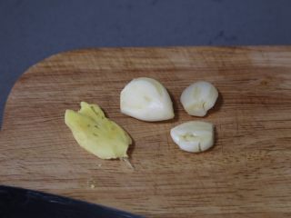 5、酱鸭腿,姜蒜拍扁