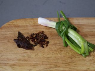 6、酱鸭腿,花椒桂皮冲洗干净，葱打结