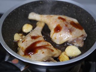 10、酱鸭腿,调入生抽、老抽、料酒