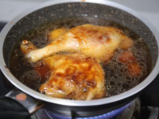 12、酱鸭腿,倒入水，与鸭腿持平即可