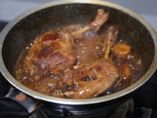 16、酱鸭腿,之后开大火收汁