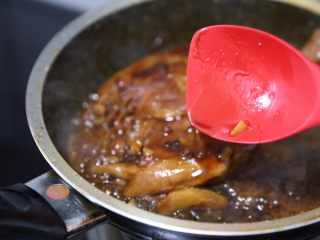 17、酱鸭腿,一边收汁一边舀一些汤汁淋上去