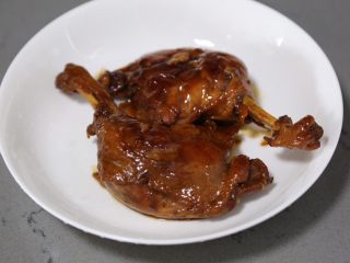 18、酱鸭腿,收汁至浓稠后捞出鸭腿，放置温热