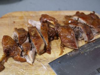 19、酱鸭腿,斩成小块，方便食用