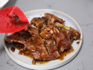20、酱鸭腿,摆盘，淋上剩余的汤汁即可