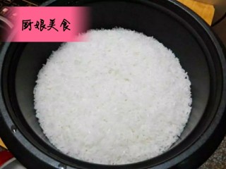1、豆皮米卷,将米饭提前煮好。温馨提示:做卷的米饭不要煮太烂，不然就不好吃。