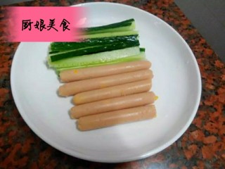 2、豆皮米卷,将黄瓜、火腿肠切成条，不切也行哈！要买细点的。