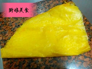 3、豆皮米卷,准备好做五香卷的豆皮。