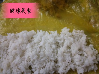 5、豆皮米卷,将白醋、糖、盐拌一起再倒进去米饭中，做成寿司米饭，待稍凉了就可以开包。温馨提示:米饭一定要凉了才能包，不然很容易破。