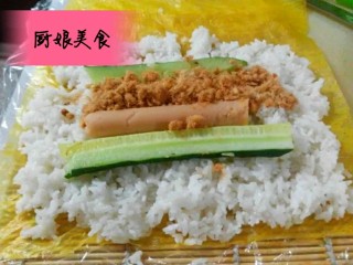 6、豆皮米卷,准备好寿司垫将米饭铺上面，再将黄瓜、火腿肠、肉松铺上层，最后用卷寿司的方法将它做成卷。