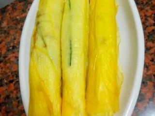 7、豆皮米卷,卷好就是成了这样的糯米卷，但这只是成品的一半哦！