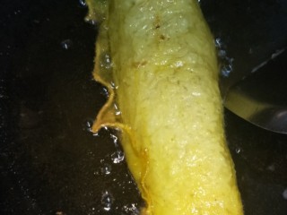 8、豆皮米卷,油下锅烧8成热，将卷放进去炸至金黄色就行。