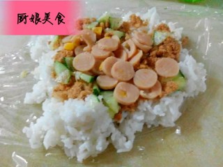 10、豆皮米卷,这时如果豆皮用完了但米饭还有要怎么处理?厨娘再教大家一个妙招，那张保鲜膜铺在上面把米饭、肉松铺上，再将黄瓜、火腿肠切丁放上面，然后包起来就成了饭团啦！