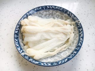 3、补气养阴 润肺止咳 竹荪鸡汤,把竹荪放在水里泡10分钟左右,泡软了以后把竹荪的菌菇头掐下去一点点,把尾部撕下去留作它用,沥干水分备用。