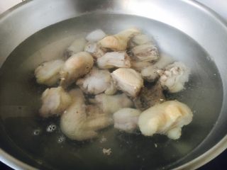 9、补气养阴 润肺止咳 竹荪鸡汤,倒入适量的温开水。