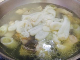 12、补气养阴 润肺止咳 竹荪鸡汤,20分钟后改大火,放入泡好的竹荪,再开锅后煮1~2分钟后竹荪就可以食用。