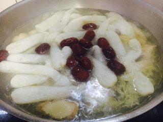 13、补气养阴 润肺止咳 竹荪鸡汤,竹荪鸡汤煲好后再放入大枣,煮约5~6分钟。