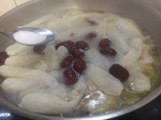 14、补气养阴 润肺止咳 竹荪鸡汤,最后放适量的盐调味。