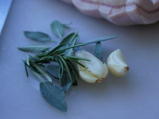 2、意大利版本的化皮烧肉--Sage Roasted Pork Belly,五花肉洗净，用厨房纸吸干水分。用锋利的刀在猪皮表面化痕，每道相间1厘米宽。