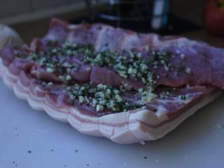 3、意大利版本的化皮烧肉--Sage Roasted Pork Belly,将鼠尾草，迷迭香和蒜米切碎。