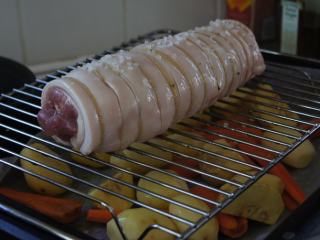 4、意大利版本的化皮烧肉--Sage Roasted Pork Belly,五花肉带皮部分朝下，在猪肉表面撒上现磨海盐和黑胡椒，均匀撒上切碎的香草和蒜蓉。