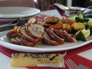 6、意大利版本的化皮烧肉--Sage Roasted Pork Belly,将苹果切半，涂上一层橄榄油，在猪肉烤好前40分钟放入烤架和猪肉一起烤。