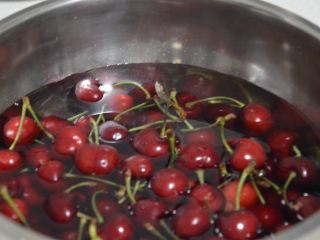 2、樱桃酱,用盐水浸泡十分钟洗净
