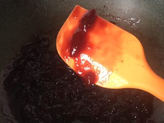 11、樱桃酱,熬半小时至浓稠，刮刀拎起能粘住的状态