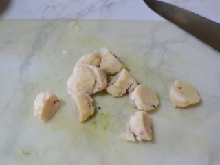 2、沙茶面,将墨鱼丸切半