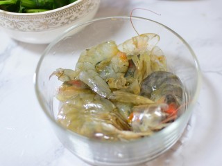 3、沙茶面,将三个虾去头去壳，留完整的两个虾