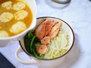11、沙茶面,浆面条，虾，菠菜，豆芽放在一个碗中。在丸子汤倒入碗中