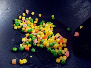 18、“属”于你—卡通儿童餐,热锅热油,将什锦菜和切碎的香肠丁放入锅中,加少许盐翻炒均匀